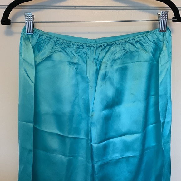 BEAUTIFUL Vintage silky Chinese embroidered pajamas with pink detailing - Picture 13 of 17